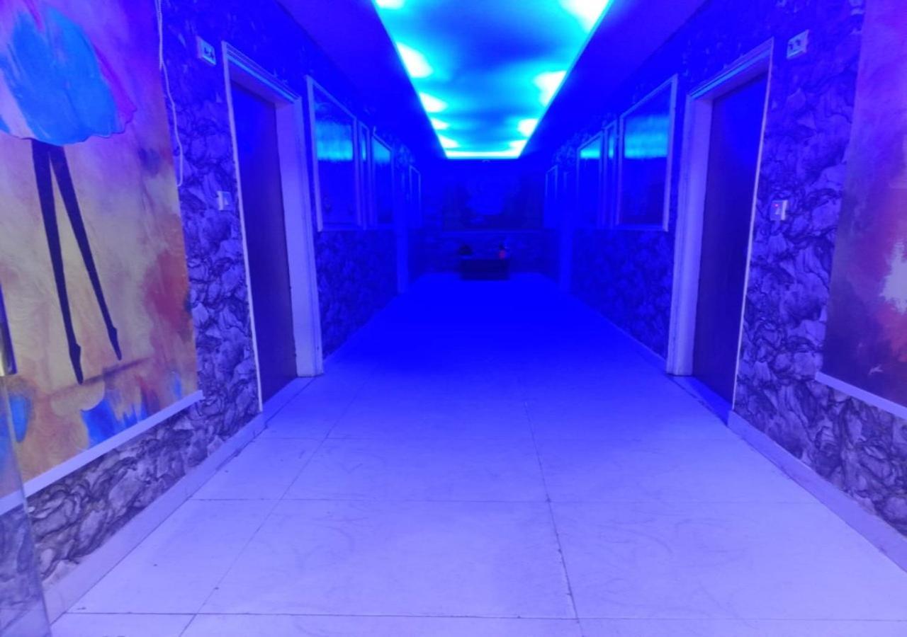 R S Plaza Near Igi International Airport Hotel