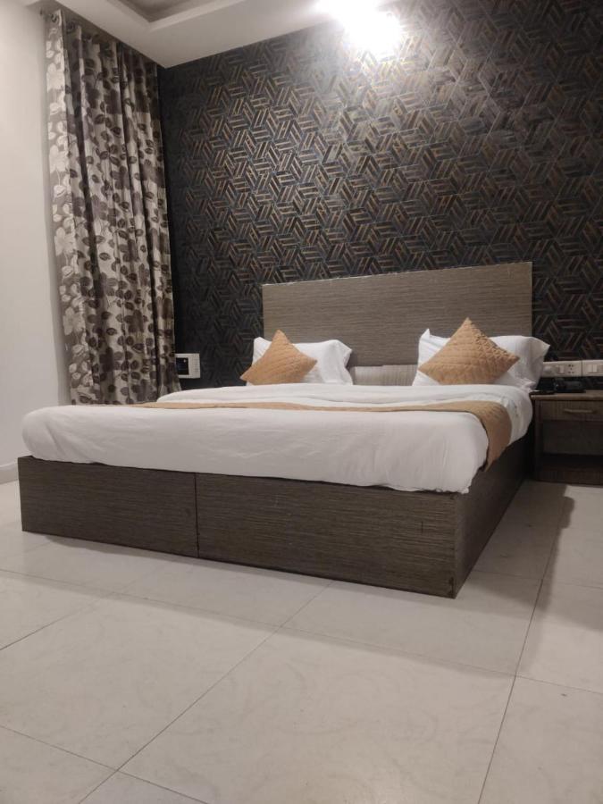Hotel R S Plaza Near Igi International Airport