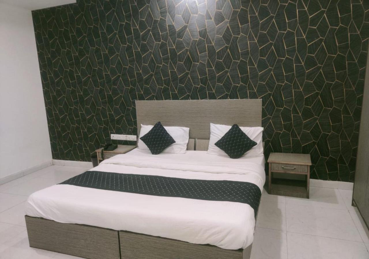 R S Plaza Near Igi International Airport New Delhi