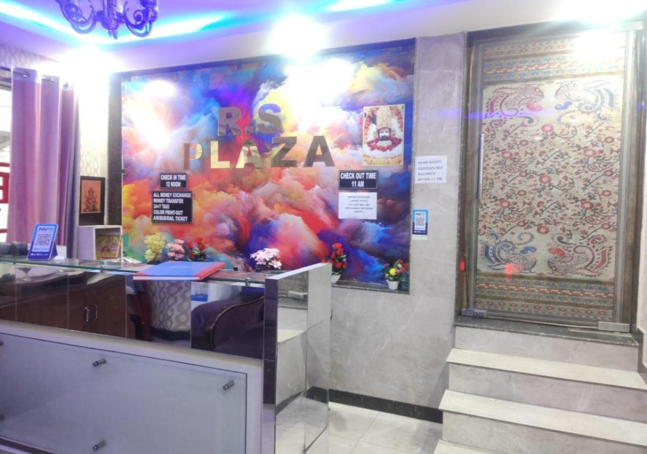 R S Plaza Near Igi International Airport Hotel