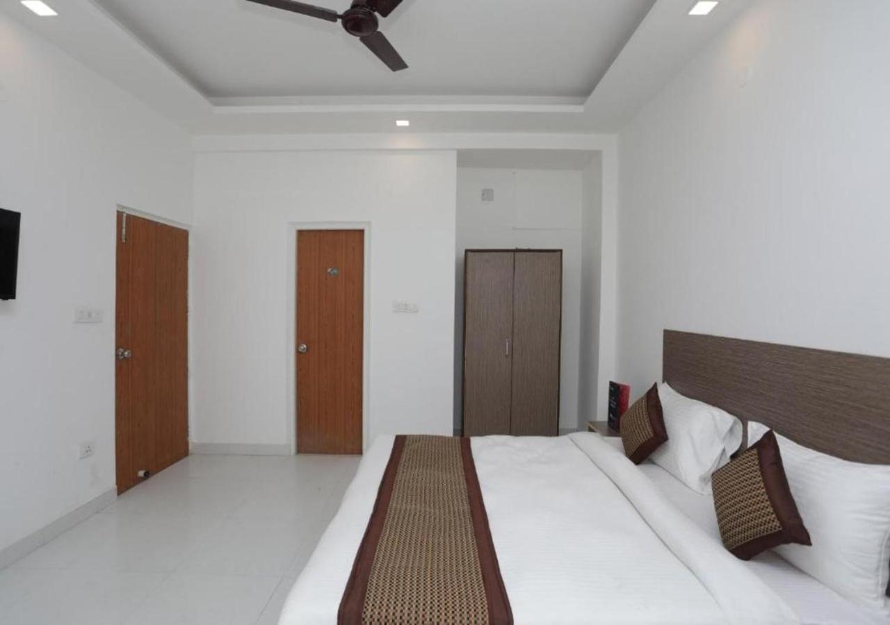 R S Plaza Near Igi International Airport