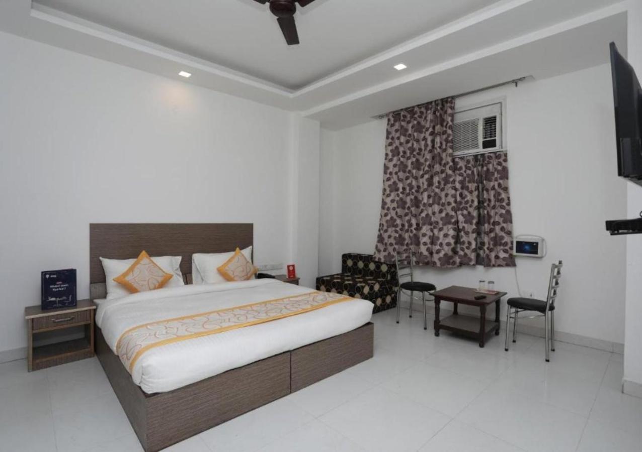 R S Plaza Near Igi International Airport Hotel